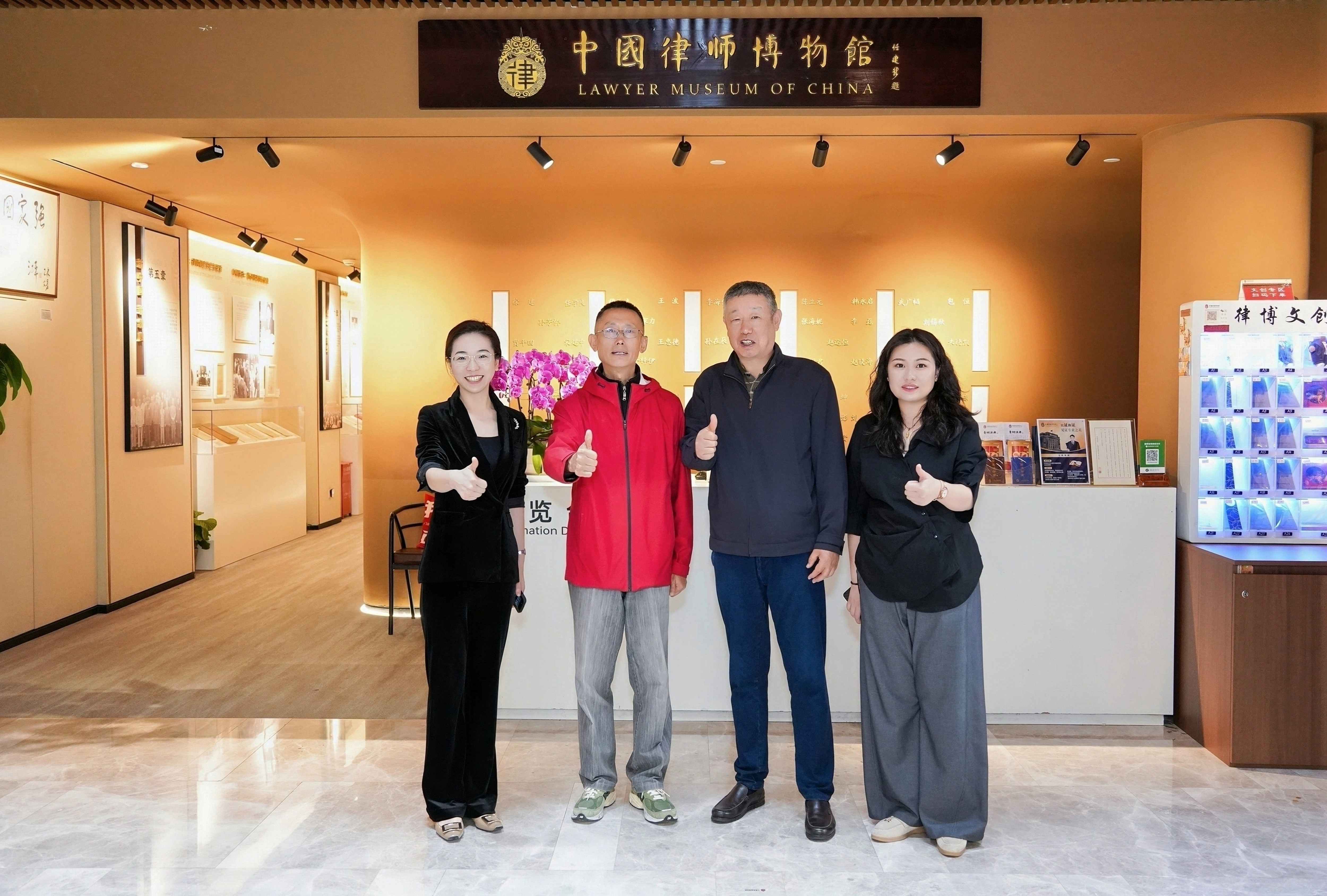 律博动态|司法部公共法律服务管理局原局长邓甲明莅临律师博物馆参观并捐赠藏品