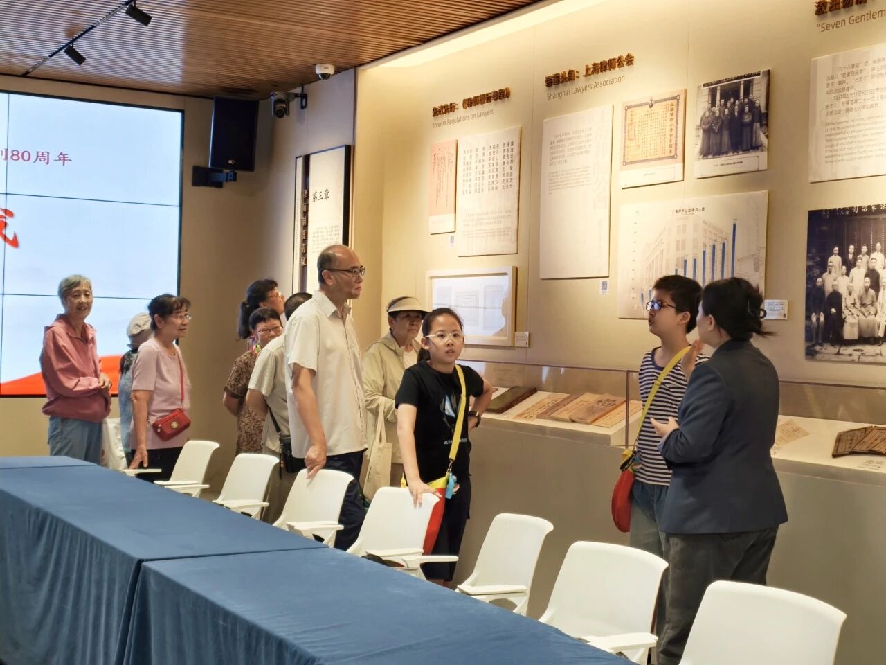 赵家楼社区走进律师博物馆参观“抗日战争胜利80周年”主题展览